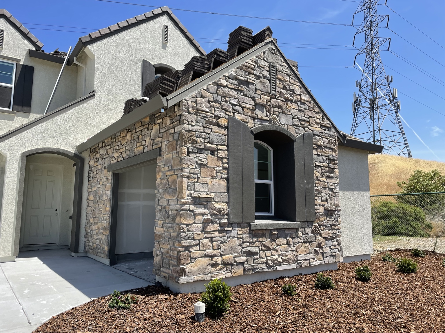 Stone veneer covering a house facade and garage surround